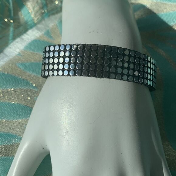 Pair of gold and silver mesh Velcro bracelets, fun accessory - Picture 3 of 5